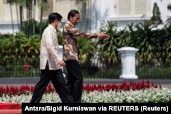 Presiden Joko Widodo berjalan bersama Presiden Filipina Ferdinand "Bongbong" Marcos Jr saat bertemu di Istana Kepresidenan Bogor, 5 September 2022. (Foto: Antara/Sigid Kurniawan via REUTERS)