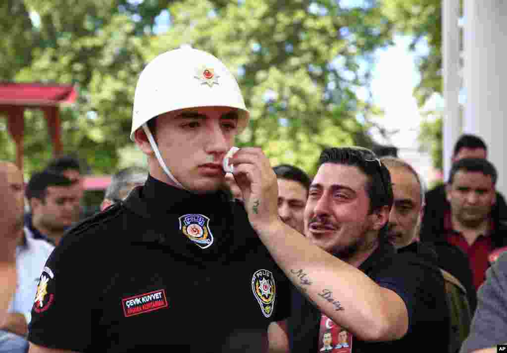 សាច់​ញ្ញាតិ​ម្នាក់​នៃ​ជនរងគ្រោះ​ពី​ការ​បំផ្ទុះ​គ្រាប់បែក​ ជូត​ទឹក​ភ្នែក​ឲ្យ​មន្រ្តី​ប៉ូលិស​តួកគី នៅ​អំឡុងពេល​ពិធី​បុណ្យ​សព​ជនរងគ្រោះ​ពីរនាក់​នៅ​ឯ​វិហារ​ឥស្លាម Fatih ក្នុង​ក្រុង​អ៊ីស្តង់ប៊ូល។