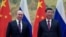 블라디미르 푸틴(왼쪽) 러시아 대통령과 시진핑 중국 국가주석이 4일 베이징 회담에 앞서 기념촬영하고 있다. 
