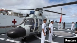 资料照片：参加“环太军演”的中国海军“海口”号导弹驱逐舰停靠在夏威夷火奴鲁鲁的珍珠港-希卡姆联合基地。(2014年7月5日)