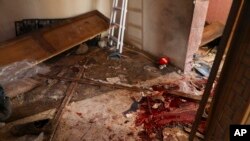 San kouvri yon pati nan sol la nan yon kay ki detwi yon kay nan vil Atmeh, pwovens Idlib nan la Siri, 3 Fevriye 2022.