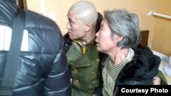 2月1日下午，七位热心人士将薛明凯的母亲救出 (图片来源:参与网)