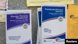 资料照片：加利福尼亚州英语和西班牙语的选票和投票资料。