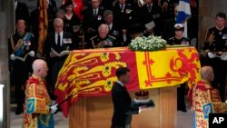 Abesikhosini kwele Bhilithane bavalelisa indlovukazi uQueen Elizabeth otshone ngeviki ephelileyo