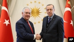 رکس تیلرسون وزیر خارجه آمریکا (چپ) و رجب طیب اردوغان رئیس جمهوری ترکیه (راست)، ۳۰ مارس ۲۰۱۷ - آنکارا 