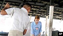 Tại s&acirc;n bay Tbilisi của Gruzia to&aacute;n qu&acirc;n danh dự đứng b&ecirc;n cạnh quan t&agrave;i của 3 qu&acirc;n nh&acirc;n Gruzia trong lực lượng NATO thiệt mạng tại Afghanistan khi căn cứ của họ trong tỉnh Helmand bị tấn c&ocirc;ng.