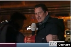 红袖章继续推搡，荷兰记者知道无法继续，于是用荷兰语向总部说：“你们已经看到了，我们现在正被赶走......” (荷兰公共电台NOS 视频推特截屏)