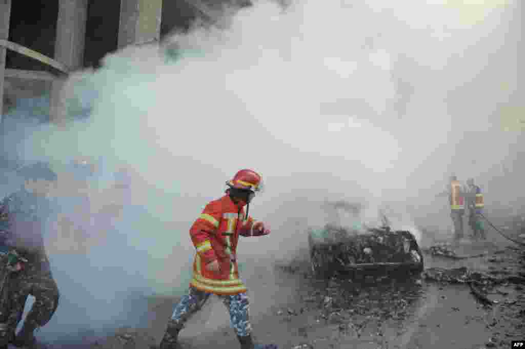 Pasukan keamanan Lebanon dan anggota pemadam kebakaran memeriksa lokasi kejadian ledakan bom mobil yang mengguncang pusat kota Beirut. Ledakan besar itu menewaskan Mohamed Chatah (Shatah), mantan Menteri Keuangan dan penasihat mantan PM Lebanon Saad Hariri serta mengakibatkan setidaknya lima orang tewas dan belasan luka-luka.