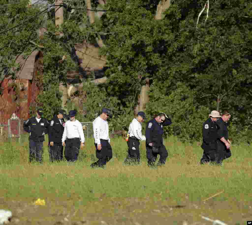 Tim pencarian dan penyelamatan dari Tennessee melakukan pencarian di Moore, Oklahoma (22/5).(AP/Charlie Riedel)