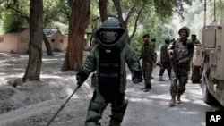 거리에서 지뢰를 찾는 아프간 보안군 (자료 사진)