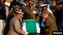 Akwatin Gawar tsohon shugaban Afirka ta kudu Nelson Mandela da aka lullube da tutar kasar.