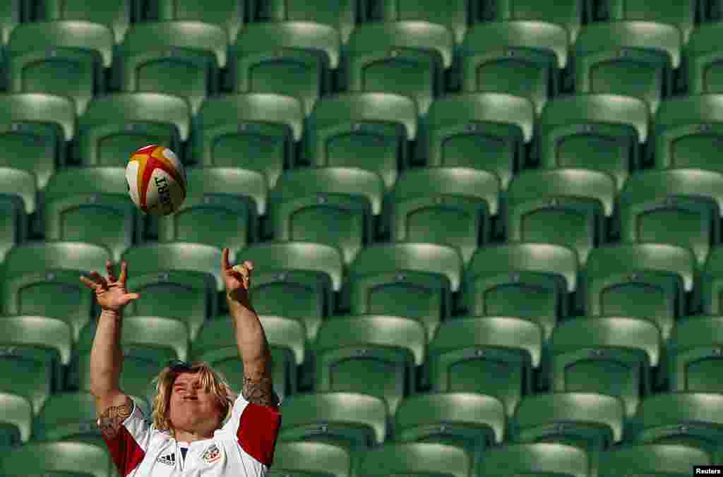 Pemain rugby Inggris, Richard Hibbard berlatih melempar bola menjelang pertandingan di Stadion di kota Perth, Australia.