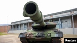 Moja ya vifaru aina ya Leopard 2.