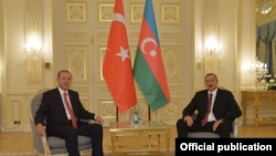 Türkiyə prezidenti Rəcəb Tayyib Ərdoğan və Azərbaycan prezidenti İlham Əliyevin hakimiyyətləri dönəmində bu ölkələrdə siyasi azadlıqlar xeyli məhdudlaşdırılıb.