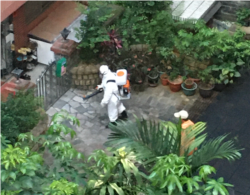 台湾卫生单位到新北市的社区进行消毒（美国之音 陈筠摄）