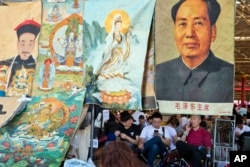 在北京的旧货市场上，毛泽东像和皇帝像、佛教神像被放到一起（2016年5月16日）而皇帝像、佛教神像是文革初期大力破除的所谓四旧。