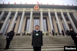 在北京召开两会期间中国安保人员在人大会谈外站岗。（2016年3月4日）