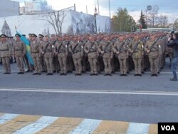 5月4日，哈萨克斯坦军队等待进入莫斯科红场 (美国之音白桦拍摄)