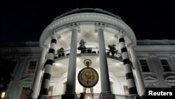 布满万圣夜装饰的白宫