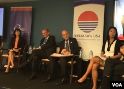 威尔逊中心研究员朴秀真（左一）、高级防务研究中心研究员纽科姆（左二）、史汀生中心东亚项目联合主任辰己由纪（右一）2018年6月13日在华盛顿出席一场讨论会（美国之音叶林拍摄）