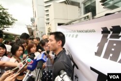 吕秉权(右一)大陆当局打压手段白色恐怖(VOA记者黎堡拍摄)