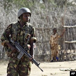 Wani sojan kasar Kenya na gadin wani dan karamin filin jirgin sama a wani yankin da ke daf da kan iyakar Somaliya da Kenya inda mayakan al-Shabab suke da karfi