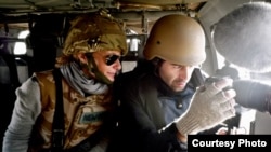 导演奥娜在阿富汗拍摄现场（左边戴眼镜的) (照片来源： FilmBuff)