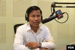 លោក យឿង សុធារ៉ា សាស្ត្រាចារ្យ​ច្បាប់​នៃ​សាកល​វិទ្យាល័យ​បញ្ញាសាស្ត្រ​កម្ពុជា ចូលរួម​ជា​វាគ្មីន​ពិភាក្សា​អំពី​ឯករាជ្យភាព​នៃ​ប្រព័ន្ធ​យុត្តិធម៌​នៅ​កម្ពុជា នៅ​ក្នុង​កម្មវិធី Hello VOA កាលពី​ថ្ងៃច័ន្ទ ទី១៣ ខែមិថុនា ឆ្នាំ២០១៦។ (លឹម សុធី/VOA)