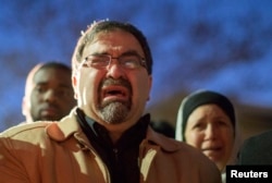 北卡罗来纳大学的学生为遇害的穆斯林举行烛光守夜活动时播放录像，遇难者的父亲哭泣