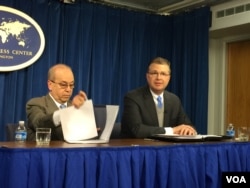 康达和拉塞尔在吹风会上(20162月，美国之音莉雅拍摄)