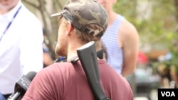 یک شهروند که در کلیولند اوهایو قانونی، یک اسلحه جنگی به دوش دارد.