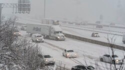 美国首都环城高速公路位于马里兰州的某路段因大雪而路滑。(2022年1月3日)