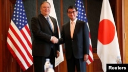 Državni sekretar SAD, Majk Pompeo, rukuje se sa japanskim ministrom inostranih poslova Taroom Konoom, tokom bilateralnog sastanka u hotelu u Seulu, Južna Koreja, 14. juna 2018.
