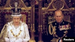 Britaniya kraliçası İkinci Yelizaveta və şahzadə Filip