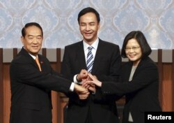 朱立伦和蔡英文、宋楚瑜在台湾总统候选人辩论会上（2015年12月27日）