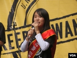 2012年9月22日，从台湾来到纽约参加争取台湾加入联合国活动的台湾联合国小姐庄慧瑜在会上讲话（美国之音宋德成拍摄））