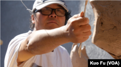 陈维明雕塑神态（美国之音国符拍摄）