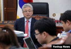 한국 국회 이철우 정보위원장이 19일 오후 국회 정보위원장실에서 기자회견을 열고 귀순한 태영호 전 주영 북한공사와 비공개 간담회를 한 내용을 밝히고 있다.