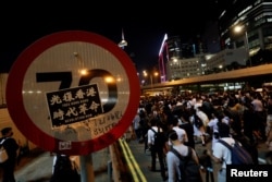 2019年10月4日晚在香港特首宣布将实行禁蒙面法后抗议者聚集在港岛中心地区堵塞道路。