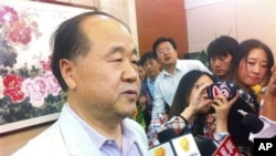 中国作家莫言2012年10月11号获得诺贝尔文学奖之后，在家乡山东高密对记者说话