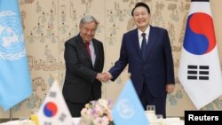 آنتونیو گوترش، دبیر کل سازمان ملل متحد، و یون سوک یول،  رئیس ‌جمهوری کره جنوبی، سئول (۲۱ مرداد ۱۴۰۱)