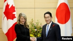 2022年10月13日，日本首相岸田文雄在东京会见来往的加拿大外长乔美兰。