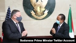 مایک پمپئو، وزیر خارجه آمریکا، در دیدار با عبدالله حمدوک، نخست وزیر سودان، در خارطوم، پایتخت آن کشور. ۲۵ اوت ۲۰۲۰