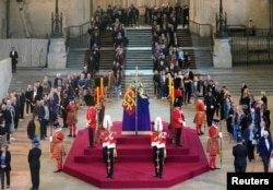 群众排队超过9小时到西敏厅瞻仰女王灵柩。