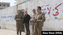 Des délégations militaires et diplomatiques américaines de haut rang visitent la ville de Manbej,au nord de la Syrie, jeudi 22 mars 2018