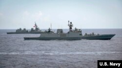 印度海军什瓦里克级卡莫尔塔号隐形护卫舰和日本海上自卫队秋月级冬月号驱逐舰在关岛附近的菲律宾海参加马拉巴尔联合军演期（2018年6月15日）