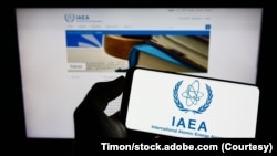 一部手机的屏幕上显示出国际原子能机构(IAEA)的标识。