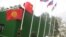 中亚国家经常与中国和俄罗斯共同参加一些活动。2014年在莫斯科郊外的军事比赛活动中，俄罗斯军人升中国和吉尔吉斯国旗。（美国之音白桦拍摄）