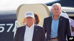 مایک پنس در کنار دونالد ترامپ