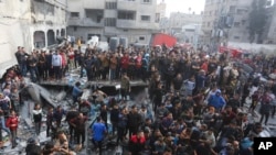 加沙南部的拉法地区受到以色列袭击。（2023年12月20日）